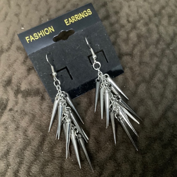 New Fancy Dangling Fashion Earrings - Picture 6 of 6